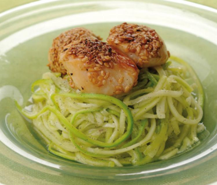 Noix de Saint-Jacques snackées au sésame, spaghetti de courgettes à la vanille